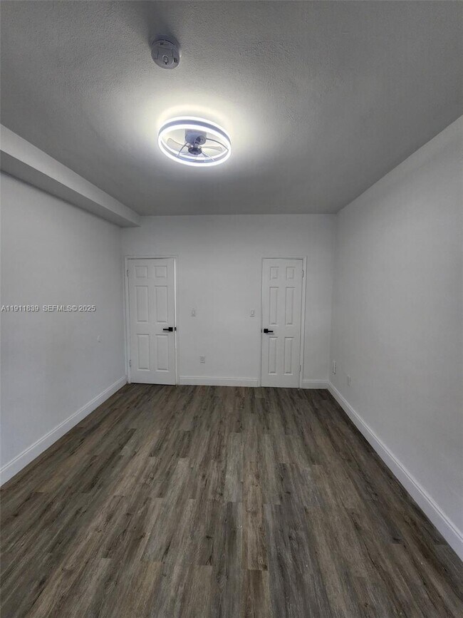 Building Photo - 2101 Normandy Dr