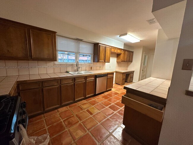 Building Photo - 606 Wilshire - 4/Bed 2/Bath