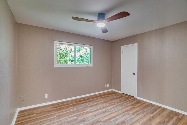Building Photo - 606 Splitrock