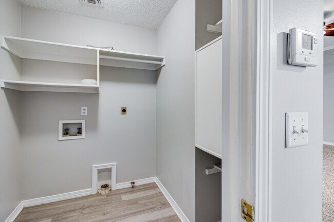 Building Photo - 404 Ridge Wood Cir