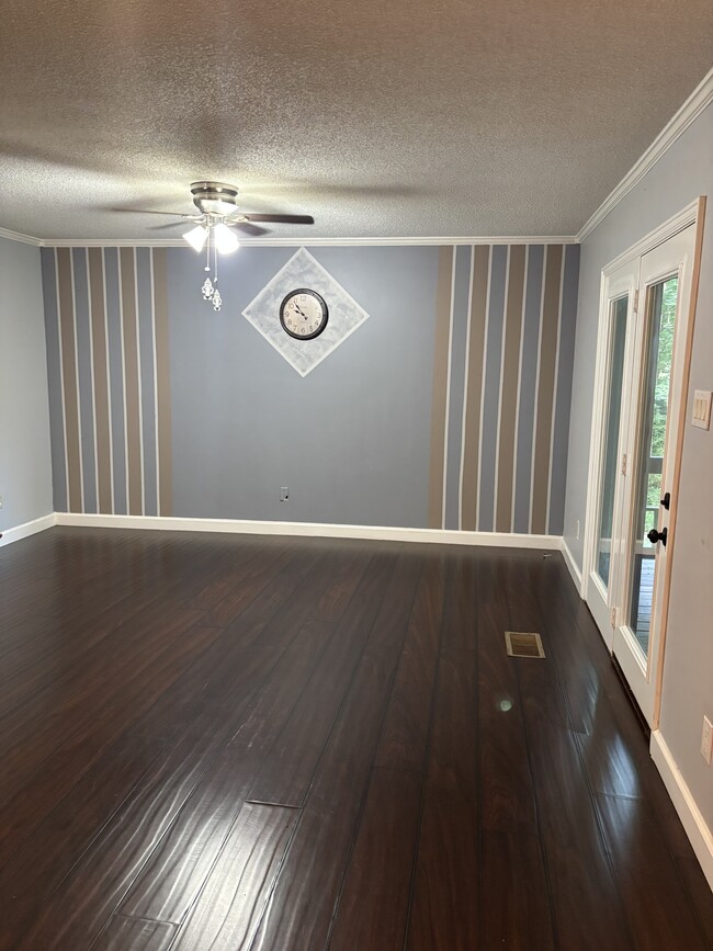 Building Photo - 354 E Woodlawn Ave