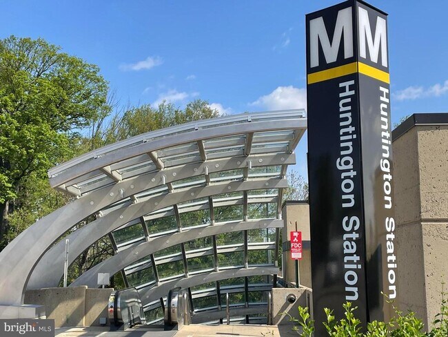 Building Photo - 2803 Albemarle Dr