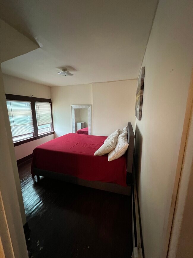 Bedroom - 25 44th St