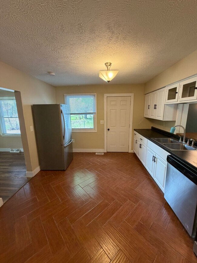 Building Photo - Secluded & Charming 3BR/1BA in Lansing — Section 8 Approved