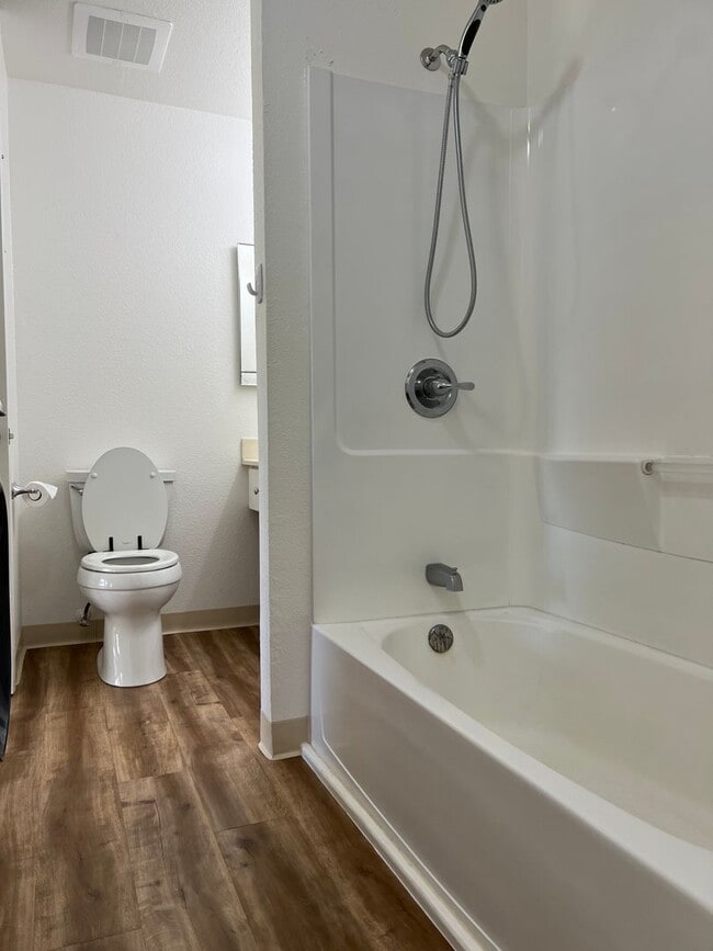 Building Photo - Charming Townhouse-2Bedrooms, 1Bathroom, 2...