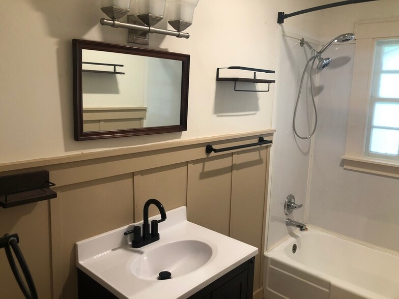 Building Photo - 1002 4th Street Dr NW