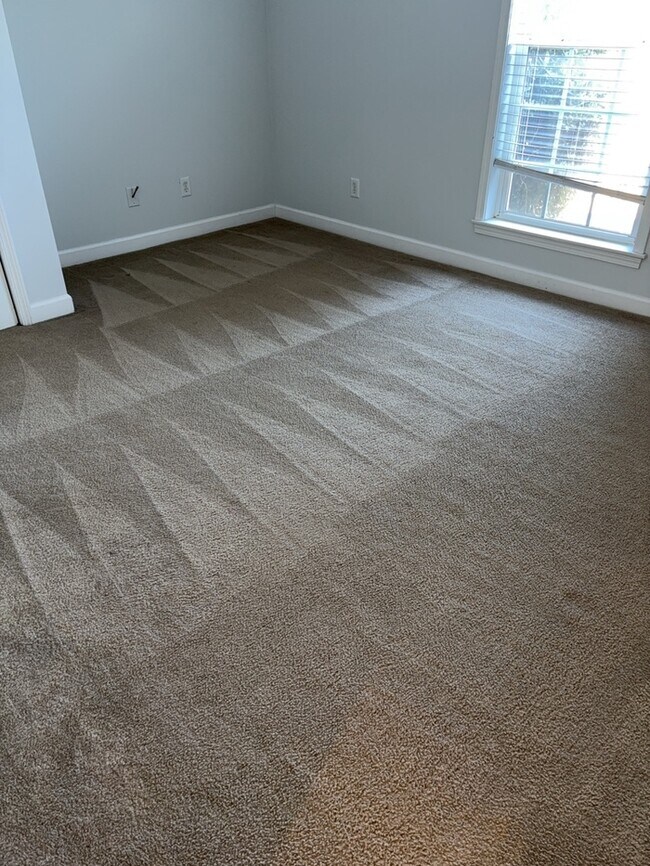 Building Photo - 3 Bedroom 2 Bathroom