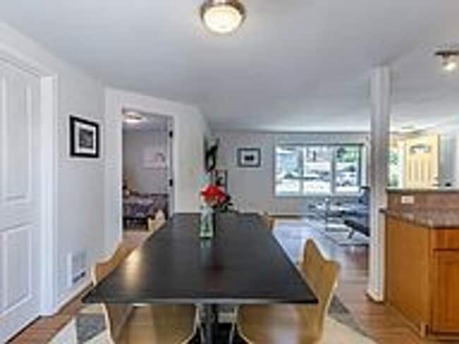 Building Photo - Tastefully Updated 3bd 1 bath home with la...