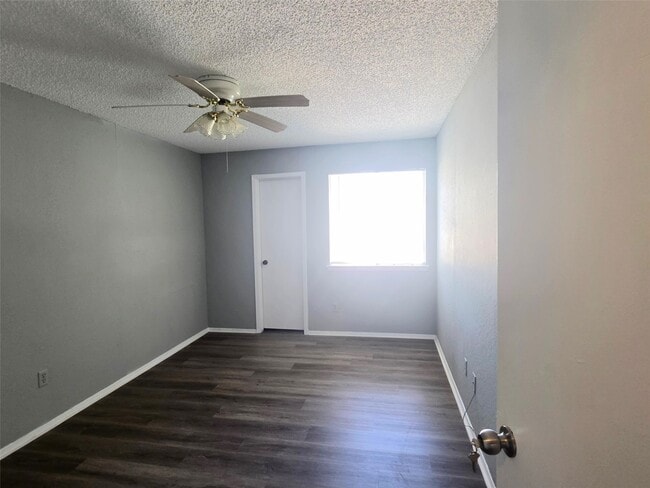 Building Photo - 10526 Chapel Hill Dr