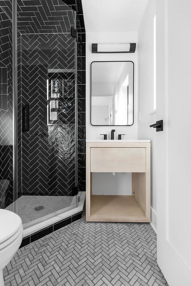 Building Photo - 516 River Rd