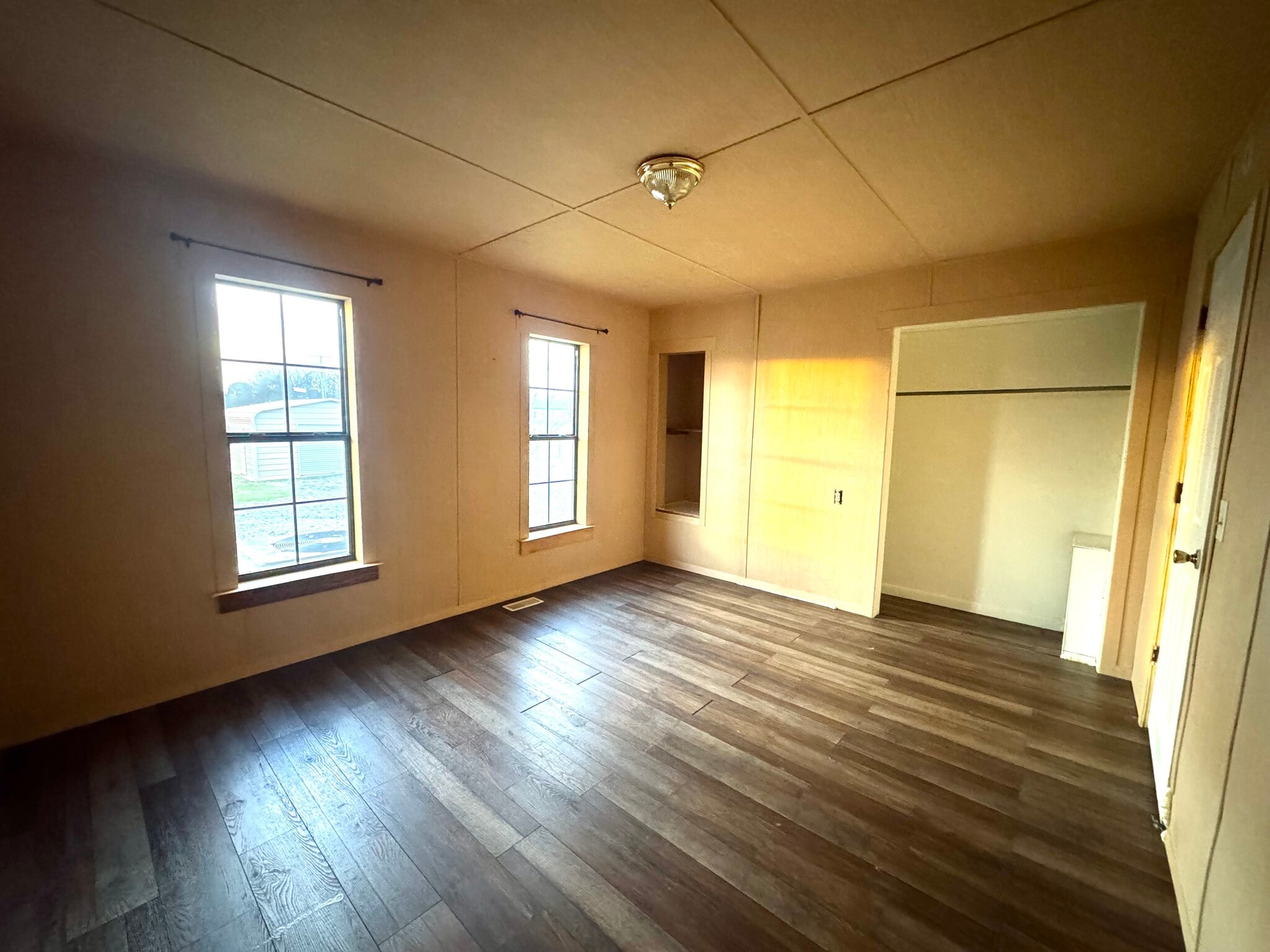 Room 1 - 11991 S Edmondson Rd