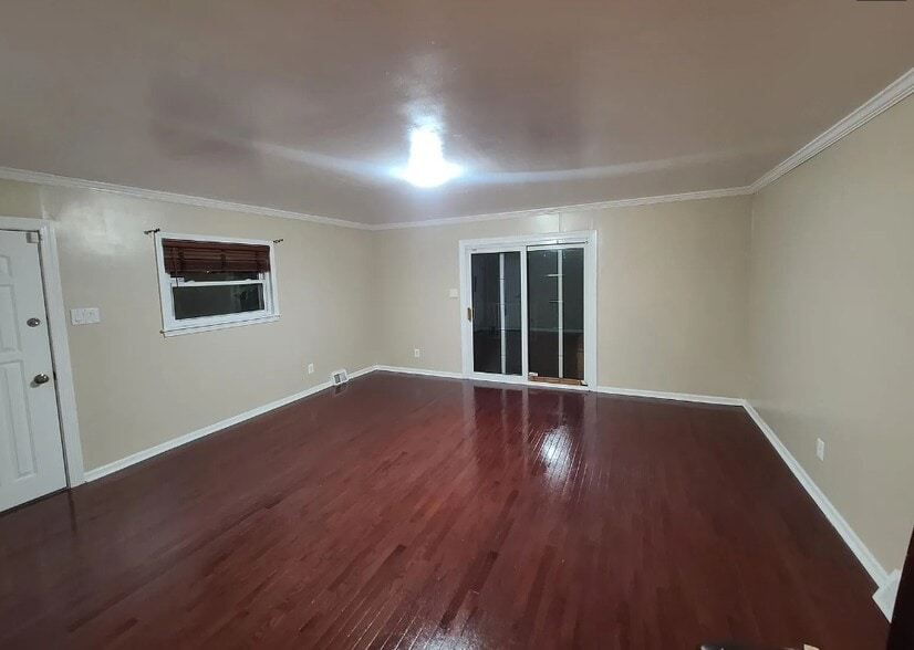 LivingRoom - 8708 Hargrave St