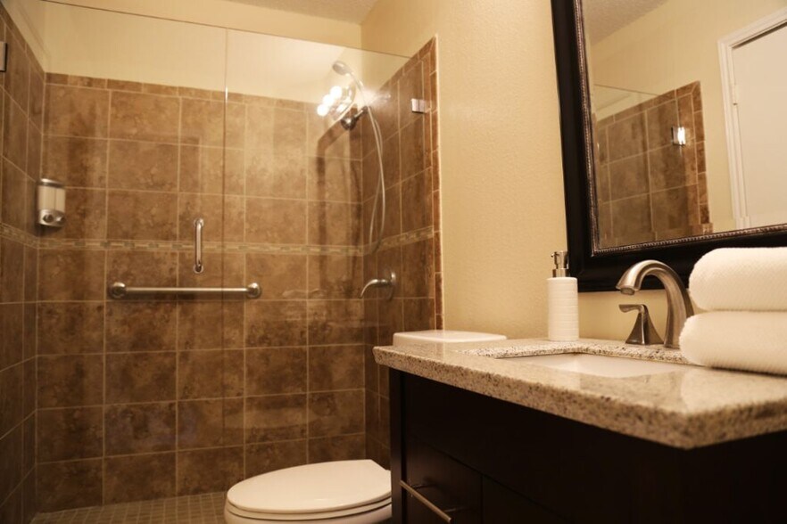 Building Photo - 925 Peggotty Pl