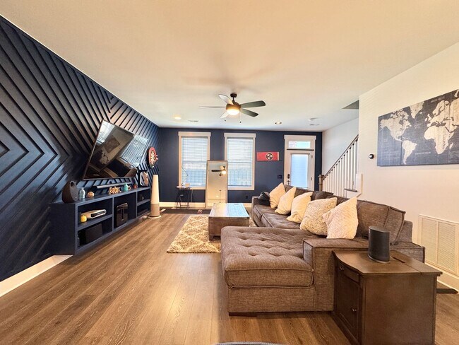 Building Photo - 2 Bed, 2.5 Bath Townhome with 2 Reserved Parking Spots