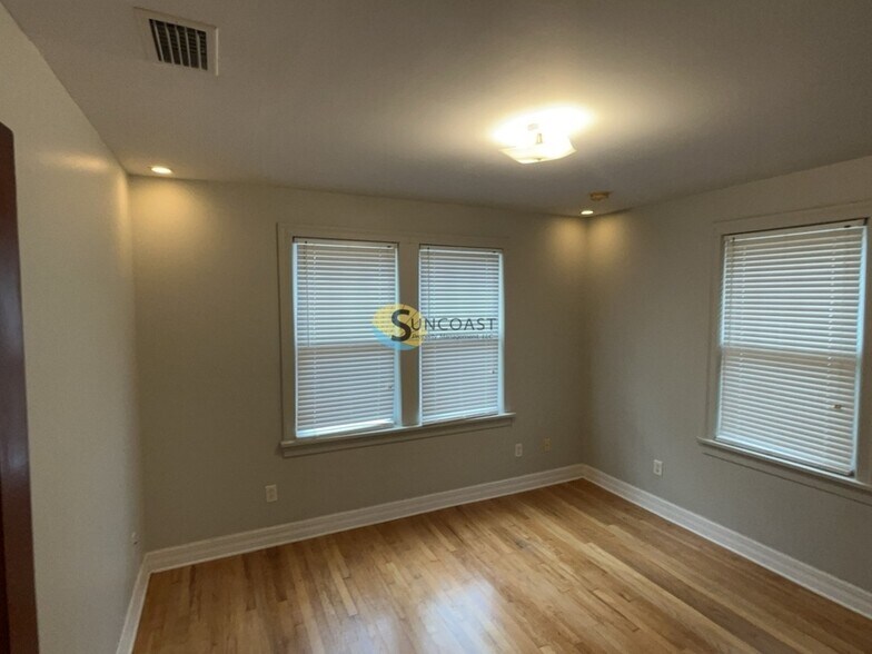Building Photo - 353 W 68th St