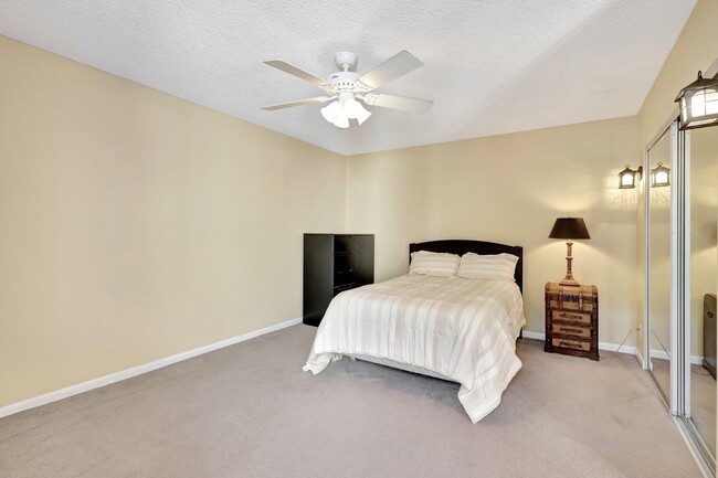 Building Photo - 1558 Shaker Cir