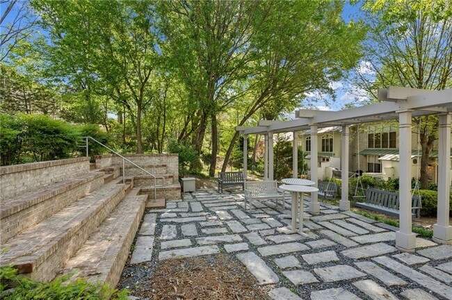 Building Photo - 1294 Fernwood Cir NE