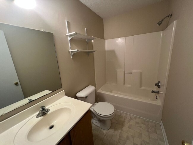 Building Photo - Beautiful 2 bedroom 2.5 bath town house located off Piney Green Road