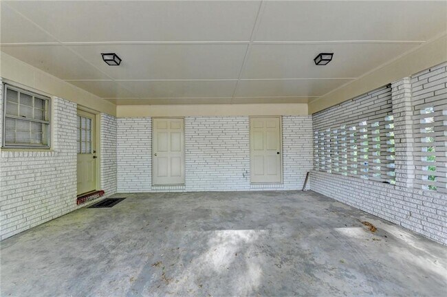 Building Photo - 2628 Whitehurst Dr