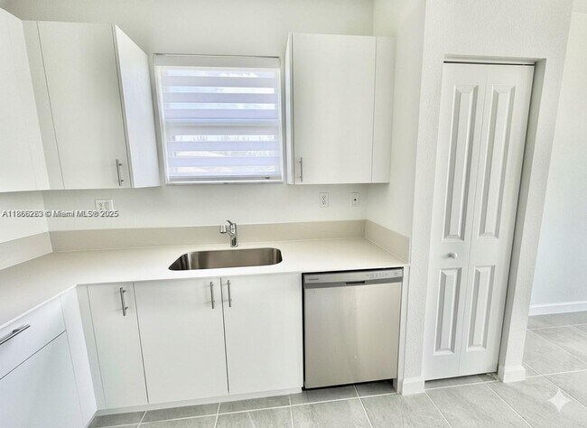 Building Photo - 2990 SE 23rd Ave