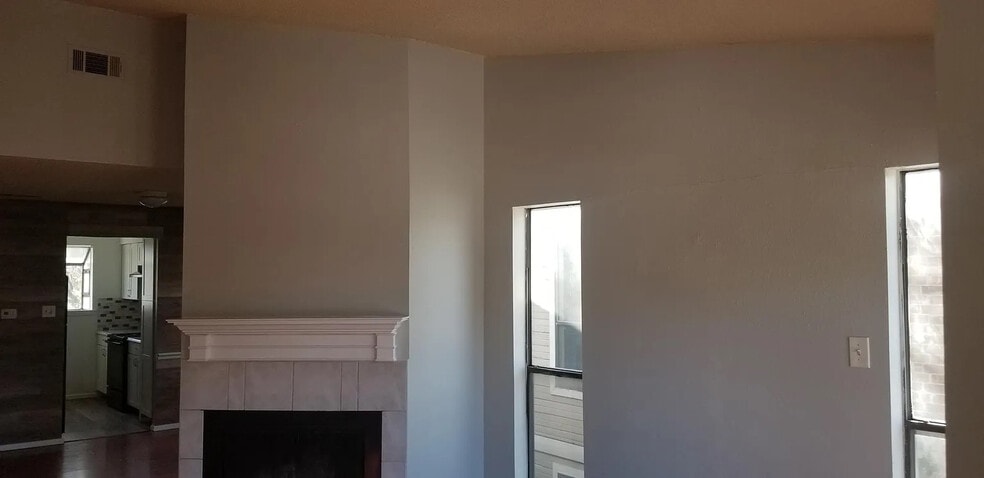Building Photo - Room in Apartment on West Loop