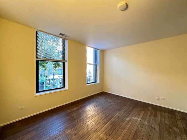 Building Photo - 605 W Surf St