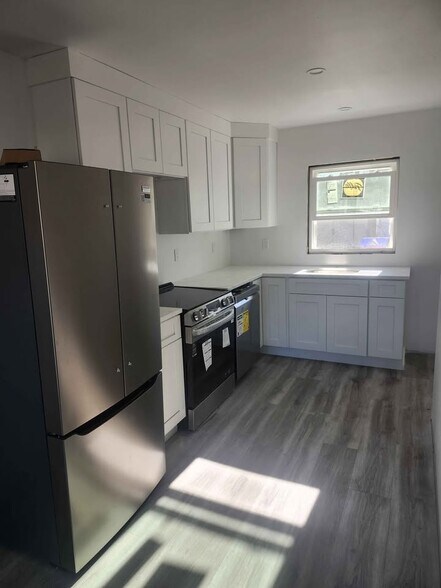 Building Photo - 24 Pine St