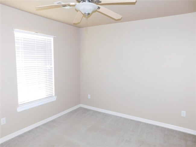 Building Photo - 910 SW Cheyenne Dr