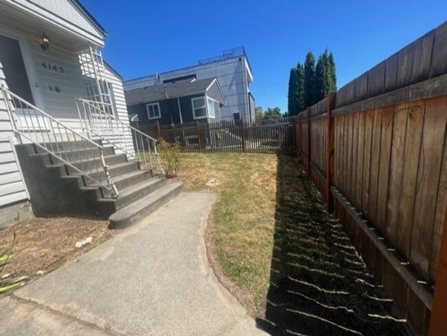 Building Photo - West Seattle Home