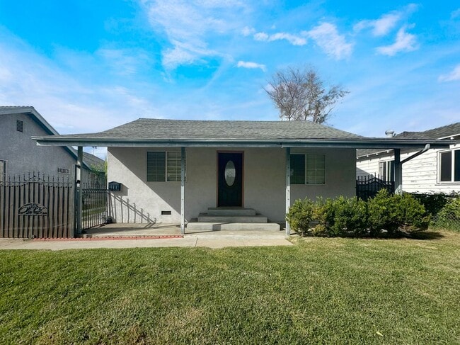 Building Photo - 209 Elm St