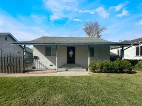 Building Photo - 209 Elm St