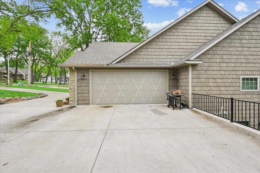 Building Photo - 1115 Red Bud Dr