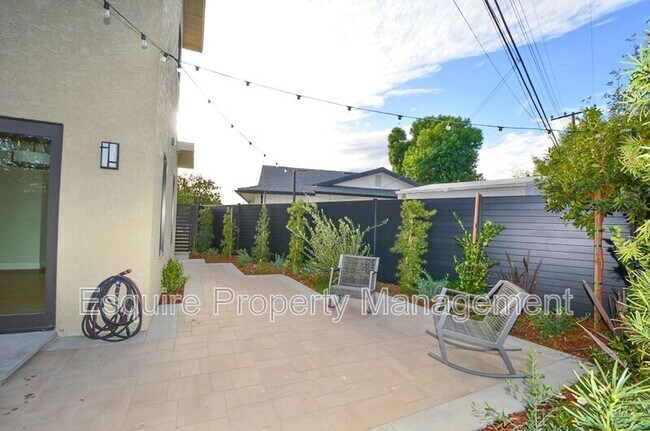 Building Photo - 1154 Essex Way