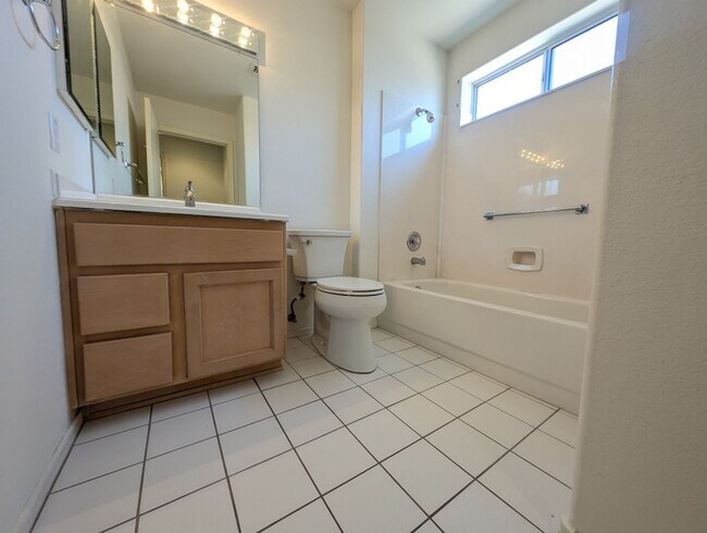Building Photo - 10113 Cresent Creek Dr