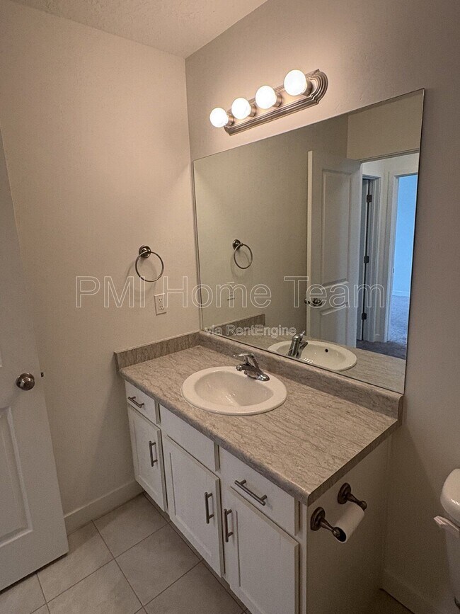 Building Photo - 1616 W Parkview Dr