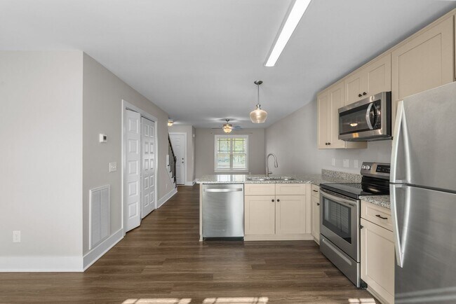 Building Photo - 2 Bedroom 2 Bathroom Town Home Close Proximity To Campbell