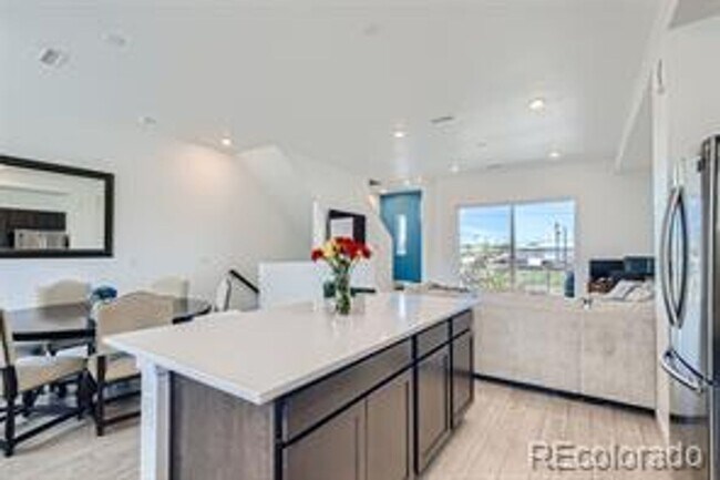 Building Photo - Recently Built Townhome in Hot Midtown!