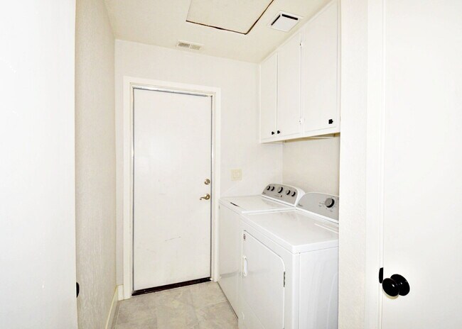 Building Photo - "Charming Oasis: 3-Bedroom Cathedral City Retreat with Pool, Fireplace, and Granite Kitchen!"