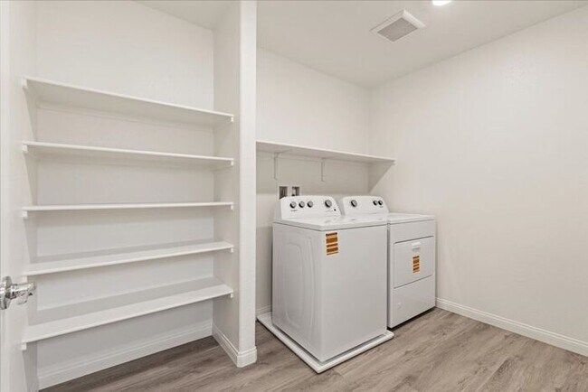 Building Photo - Modern 4-Bedroom Home with Turf Backyard in Gated Community
