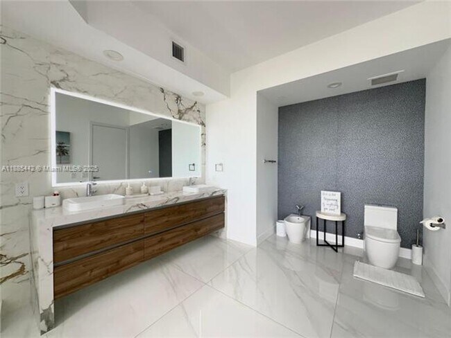 Building Photo - 15901 Collins Ave