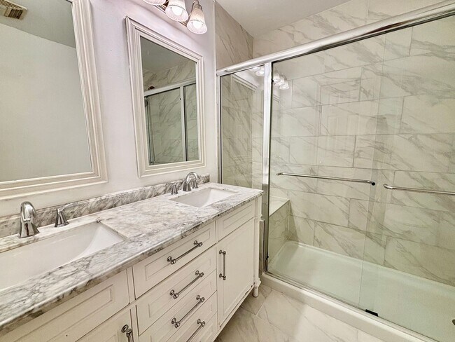 Building Photo - Gorgeous Updated Home in Virginia Beach!