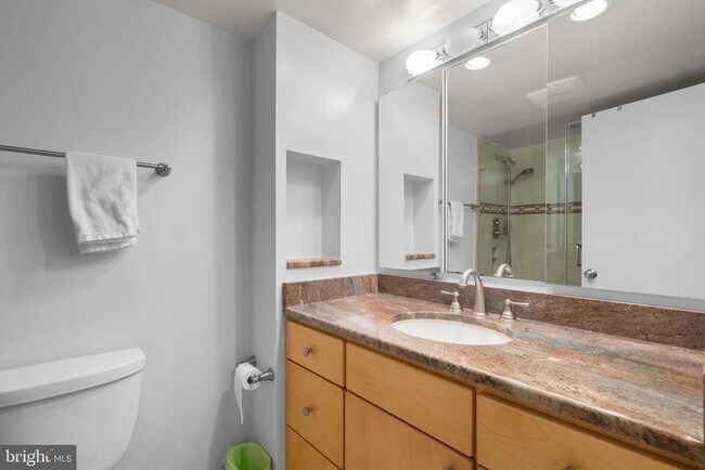 Building Photo - 900 N Stafford St