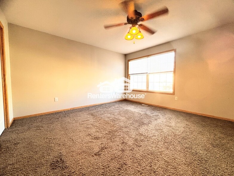 Building Photo - 3911 NE Gardenia Ln