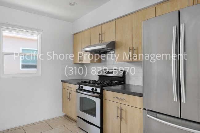 Building Photo - Charming Upper-Level One Bedroom with Priv...
