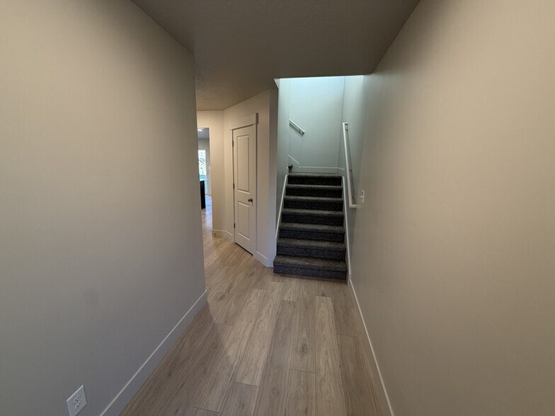 Building Photo - 4013 S Woodland Ave