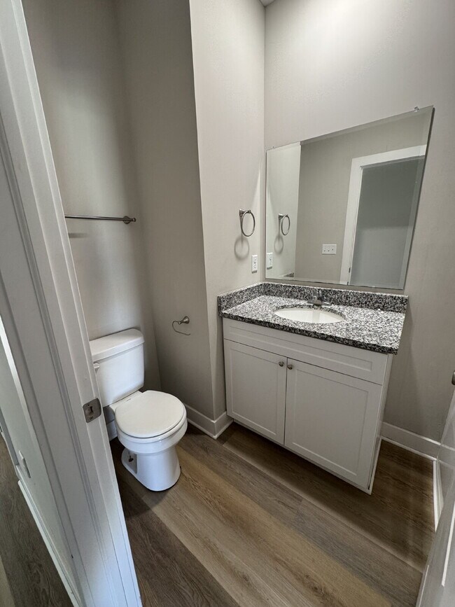 Building Photo - 5250 N Cypress Cir