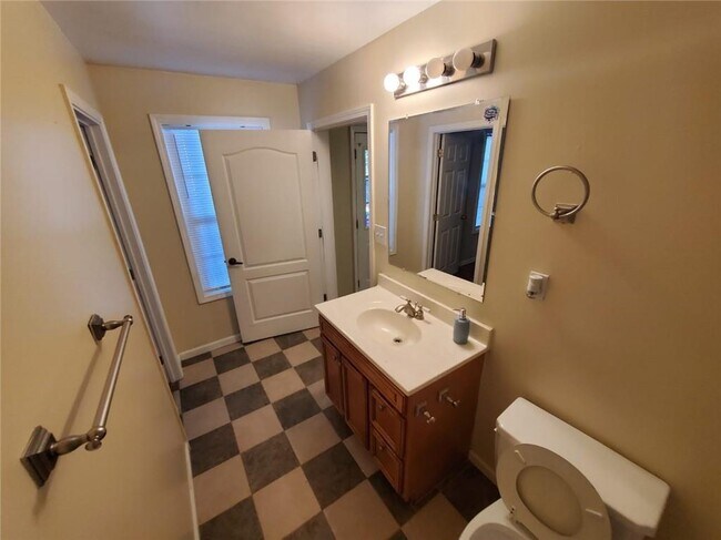 Building Photo - 5450 Twin Lakes Dr
