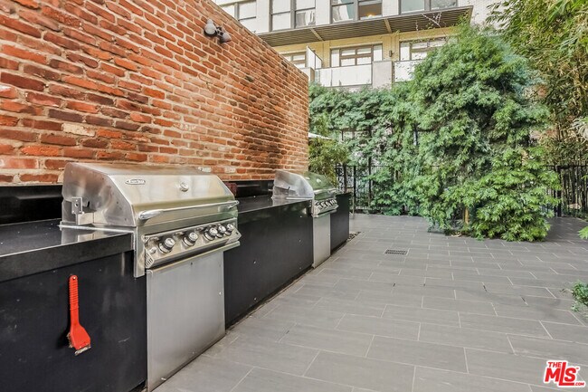 Building Photo - 460 S Spring St