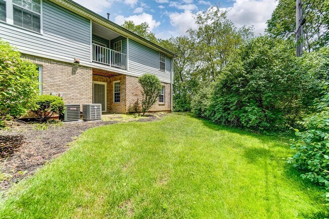 Back of Apartment (lower level). Common garden - 9728 Timberview Ct