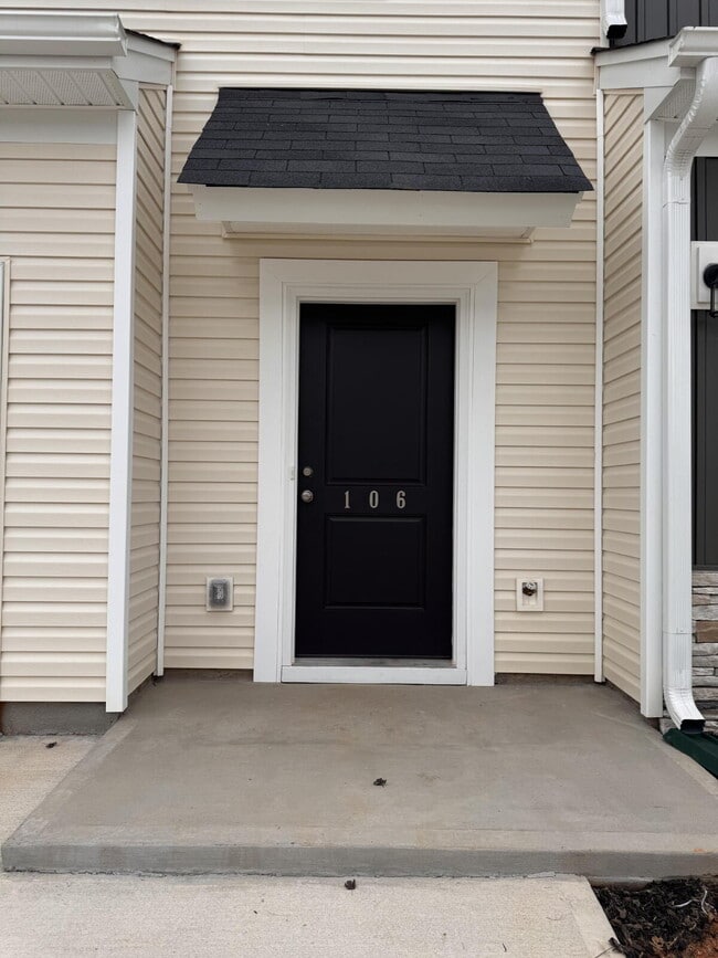 Building Photo - PRICE REDUCED! Modern 3-Bed Townhome in Gr...